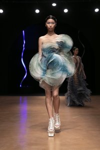 Iris van Herpen Sensory Seas couture gown inspired by neuroscience and marine ecology, featuring fluid lines that echo synapses and ocean fibers.